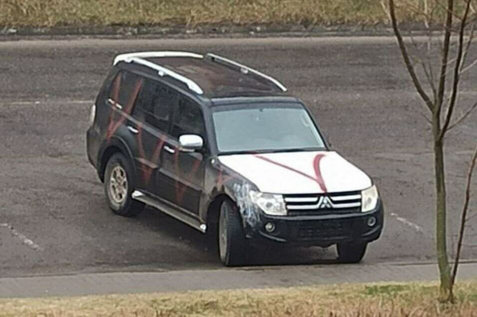 HannaLiubakova's tweet photo. Are Russian servicemen driving around #Belarus in stolen cars from #Ukraine? In the Homiel region, a number of civilian cars with the „V” letters and without license plates were spotted. Ukrainian media previously reported that Russian soldiers stole used and new cars in Ukraine https://t.co/4JBSAFpLtT