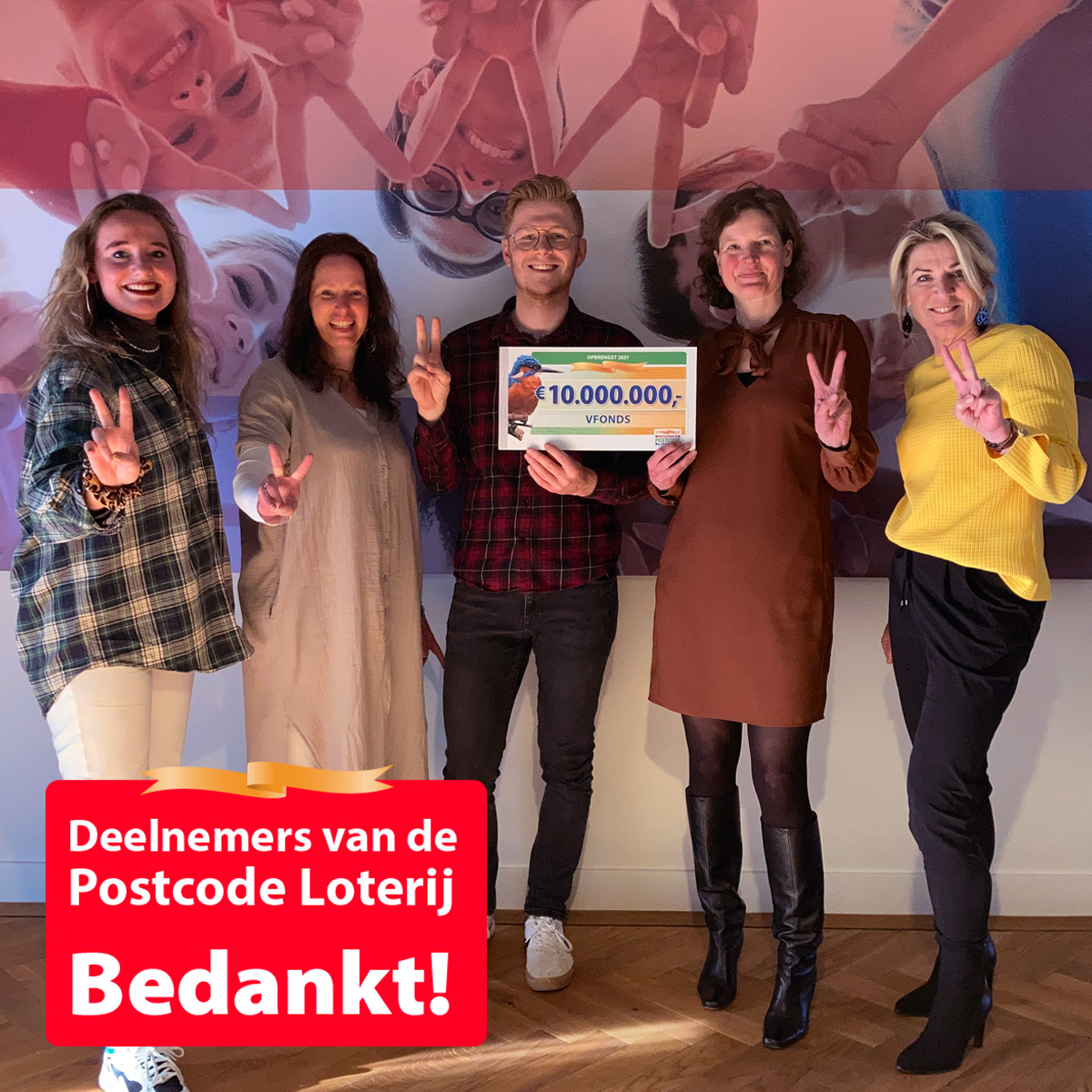 WAUW! Ook dit jaar heeft vfonds een mooi bedrag mogen ontvangen van <a href="/PostcodeLoterij/">Postcode Loterij</a>. Aan alle deelnemers: bedankt! Met jullie steun kunnen we initiatieven mogelijk maken die bijdragen en een sterke democr.rechtsstaat&amp;vreedzame samenleving #deelnemersbedankt #vooreenbeterewereld