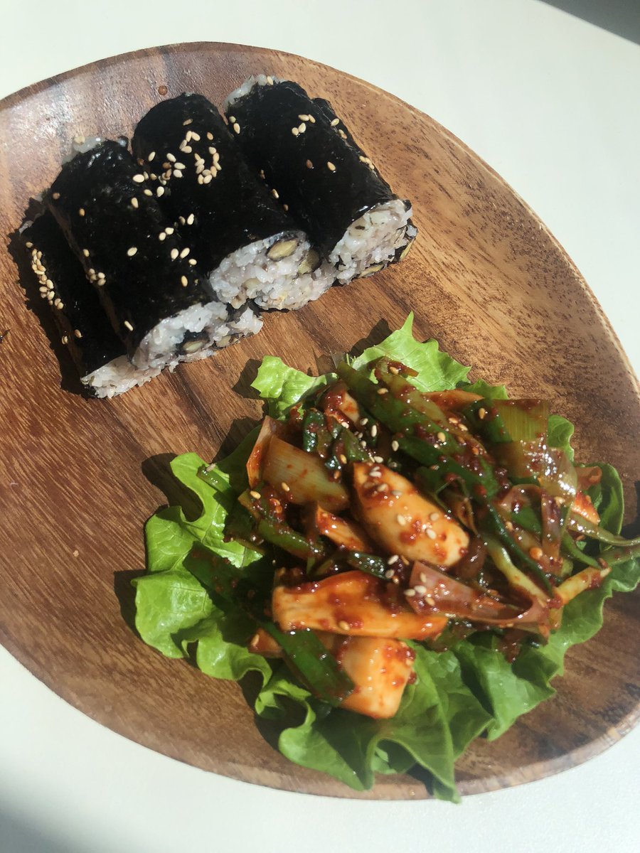 junggourmet's tweet photo. 풋마늘, 새송이버섯 무침과 충무김밥

이 조합 대박적이다. 풋마늘이 식욕을 돋우는 효능이 있다던데 밥세공기 먹게 됨

새송이버섯 쪄서 찬물에 탱탱하게
풋마늘도 1분정도 쪄서 물기 빼고
고추가루3 진간장2 설탕2 식초1 물1
김밥김은 반 잘라서 말아주기

#나의비거니즘일기 https://t.co/K7ALv9mqSC