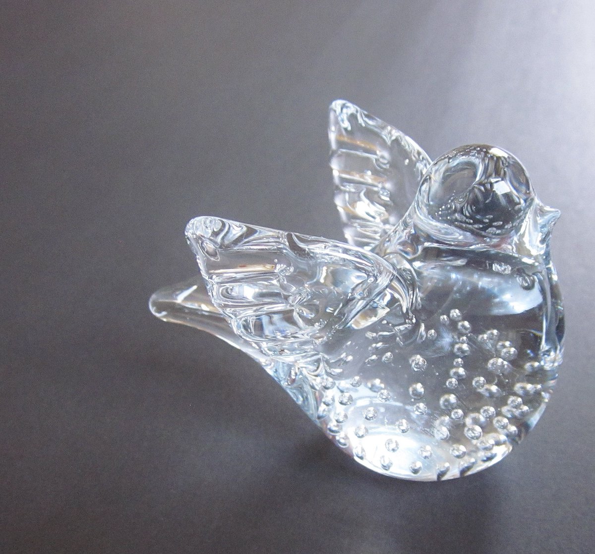 jarmgirl's tweet photo. Clear Crystal Bird Figurine Controlled Bubble Art Glass Paperweight Vintage Home & Office Décor https://t.co/vsPQj2KXRv #clear #controlledbubble #clearcrystalbird #glasspaperweight #birdpaperweight #birdfigurine #birdgifts #vintagebirdfigure #crystalbirdfigure https://t.co/mT7VcJbr6S