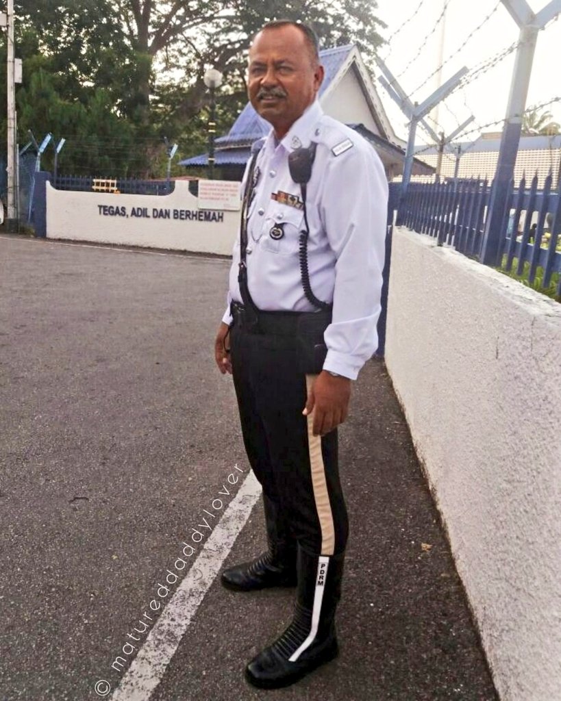 matureddaddylvr's tweet photo. I recently started to edit and transform the original facial of cops images from web to my desired fantasy daddy cop look. This is the first one.
#motorcyclecop #policefetish #copfetish #bootedcop #bootedpolice #daddycop #daddypolice #trafficpolice #trafficcop
#uniformfetish https://t.co/I9m9rWWhBr