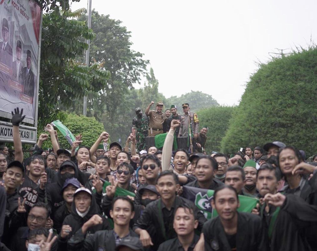 mas_triadhianto's tweet photo. Ditengah hujan deras sore tadi, saya bersama pak Kapolres dan Dandim menemui massa dari HMI yg melakukan aksi di depan gedung DPRD Kota Bekasi. 

InsyaAllah apa yg menjadi aspirasi teman2 Mahasiswa segera kami sampaikan sehingga ada solusi terbaik bagi bangsa ini. https://t.co/8RBo0cndbD