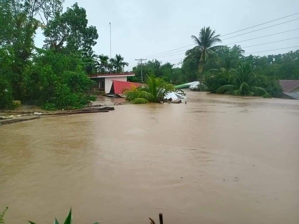 OnasArbe's tweet image. We need help some of the barangay in our municipality is already submerge in water only the roof of the house can be seen.
And the level of water keep on rising because the rain is non stop
#HelpCapiz 
#AgatonPH