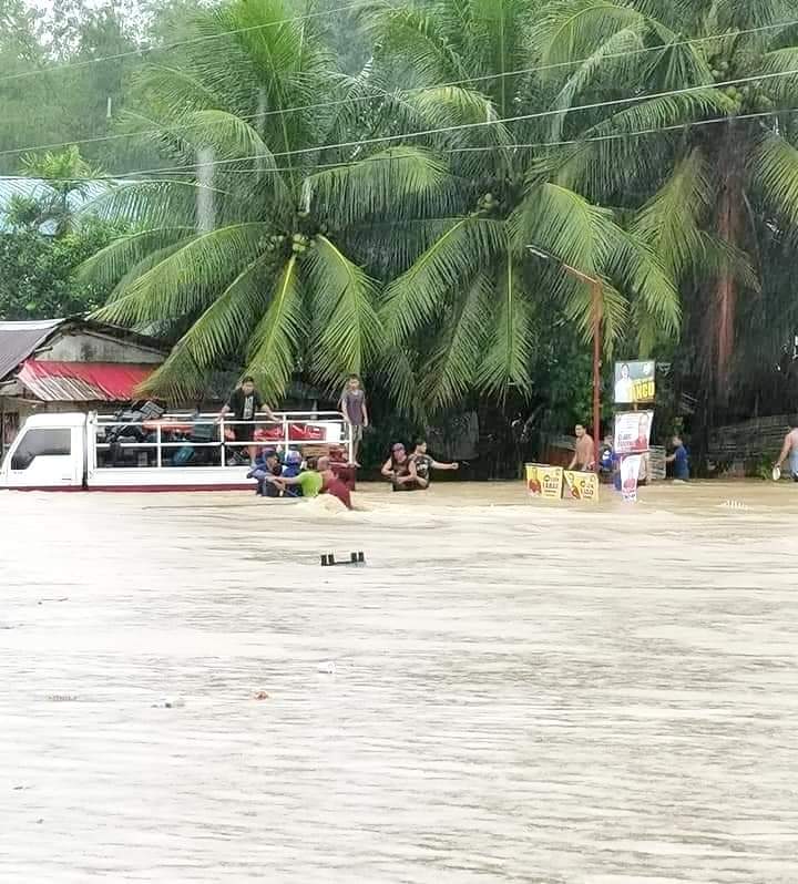 OnasArbe's tweet image. We need help some of the barangay in our municipality is already submerge in water only the roof of the house can be seen.
And the level of water keep on rising because the rain is non stop
#HelpCapiz 
#AgatonPH