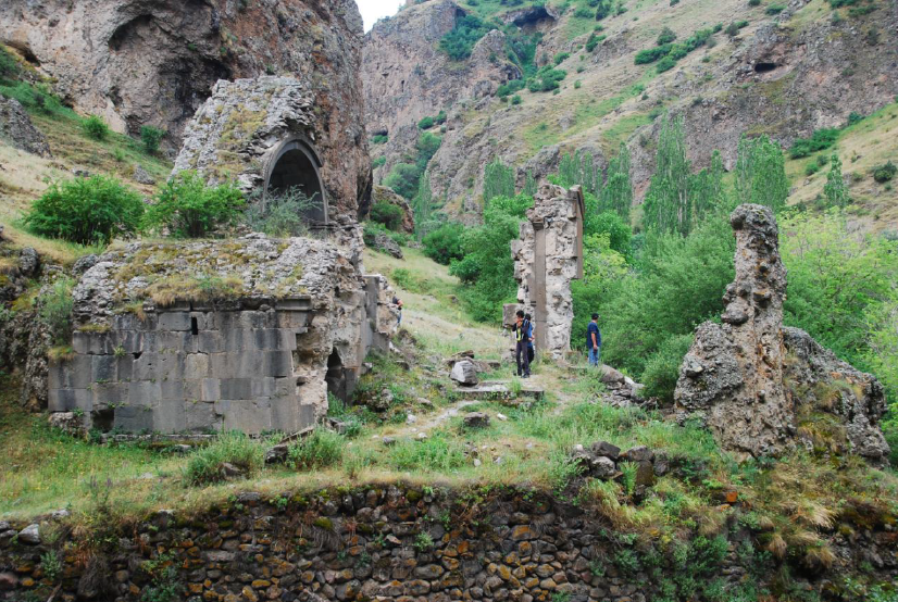 tetri_khari's tweet photo. #Şenkaya #Timurkışla #Venk mahallesi. Ermenice "vank"tan (manastır) gelir. Burası eski bir Gürcü köyü. Adını unutulmuş. 10. yüzyıl Gürcü kilisesi, Gürcüce yazıtlar var. Gürcüler Müslüman olunca, kilise Ermenilere kalmış. Kilise 1960'larda yıkılmış, taşlarıyla okul inşa edilmiş. https://t.co/t3vmgxaJig
