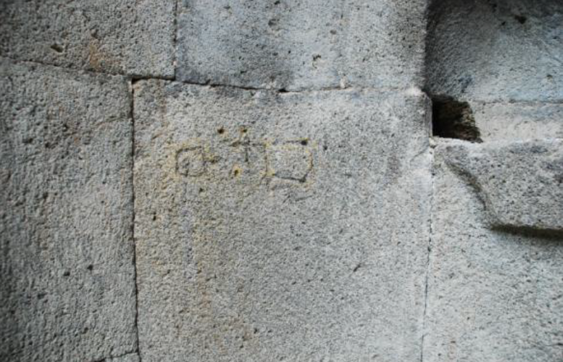 tetri_khari's tweet photo. #Şenkaya #Timurkışla #Venk mahallesi. Ermenice "vank"tan (manastır) gelir. Burası eski bir Gürcü köyü. Adını unutulmuş. 10. yüzyıl Gürcü kilisesi, Gürcüce yazıtlar var. Gürcüler Müslüman olunca, kilise Ermenilere kalmış. Kilise 1960'larda yıkılmış, taşlarıyla okul inşa edilmiş. https://t.co/t3vmgxaJig