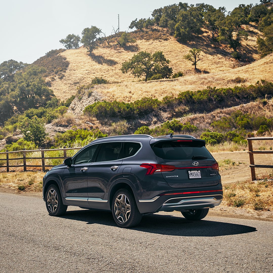 HyundaiCanada's tweet image. Stop to enjoy the views, not to fill up the gas tank. The 2022 SANTA FE Hybrid.

#SantaFeHybrid #HyundaiElectric