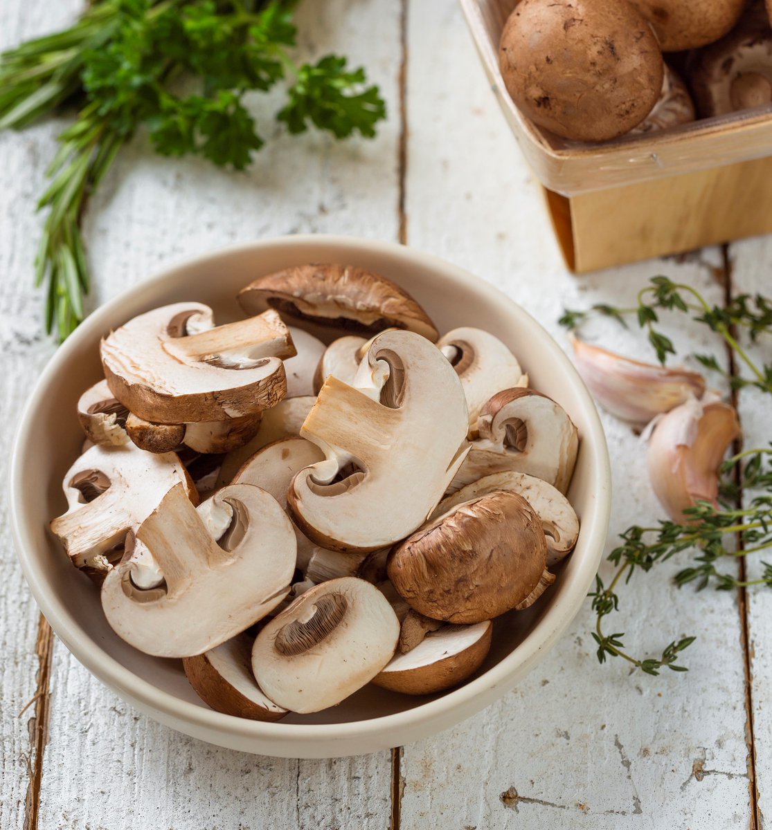 mushroomscanada's tweet photo. Mushrooms are good for you! One serving (5 medium-sized white mushrooms) is a good source of:
✅ Riboflavin (28%)
✅ Niacin (20%)
✅ Pantothenic acid (27%)
✅ Copper (32%) 
✅ Selenium (15%)

Plus, they're fat-free, cholesterol-free, sodium-free, and gluten-free! 🎉 https://t.co/C9eQjr50wu