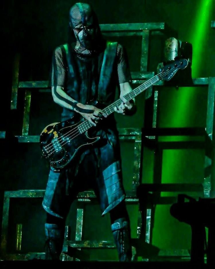 Happy birthday to oliver riedel the only bassist ever!!! 