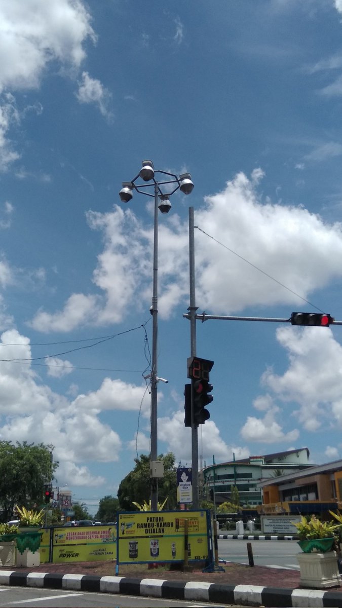 Anilesram_'s tweet photo. aku panggil ia "membiru"

-kumpulan blue sky
beberapa waktu saat langit membiru https://t.co/hgFBrM8TKx