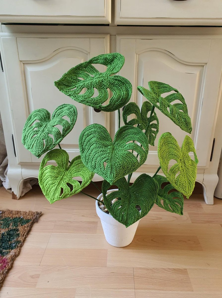 atkelli_'s tweet image. a crocheted monstera for monstera monday 😱🔥
