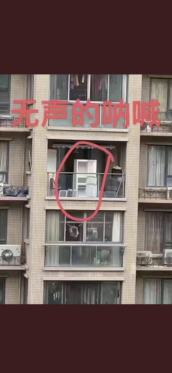Un_EtreHumain's tweet photo. A l'extérieur, en ville, la situation est ahurissante. Les habitants ont l'ordre de ne sortir sous aucun prétexte et sont emprisonnés chez eux. Certains filment les autorités en train de sceller leur porte d'entrée, d'autres protestent en silence, frigos vides en évidence 👇 https://t.co/Ro1cweSsmR