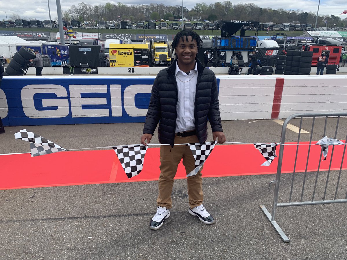 MvWarriorSports's tweet photo. More MVHS athletes volunteered at the Speedway. https://t.co/6NKVyRBMPJ