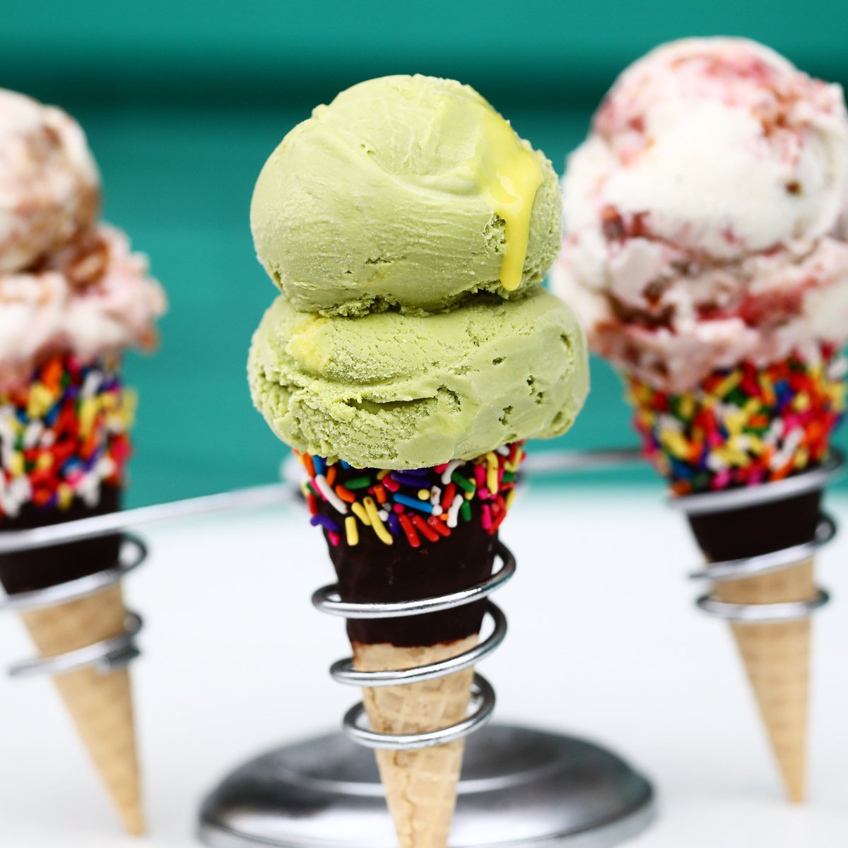 New #Homemade Spring !vibes: 💚 Matcha Green Tea ice cream w/ tart lemon swirl 🫐 Vegan Vanilla “ice cream” w/ Berry Jam swirl & Oat Crumble – Now scooping at our Greenpoint/Brooklyn shop! – #daveysicecream