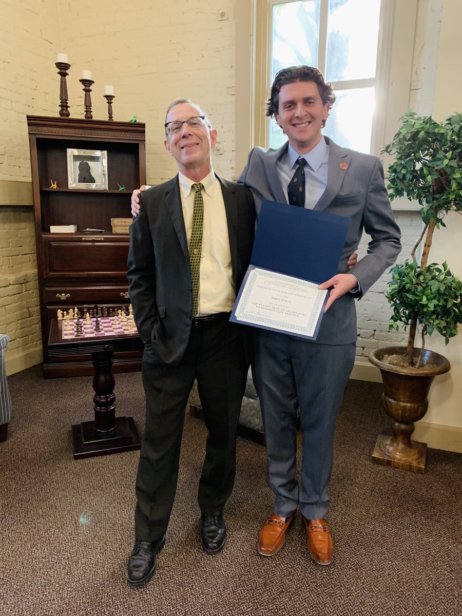 RRSP's John Pace is the recipient of the inaugural Winton Blount Award for Extraordinary Service (photo with Dr. Fred Whiting, Director of the Blount Scholars Program). Congratulations John! @BlountProgramUA @HonorsCollegeUA