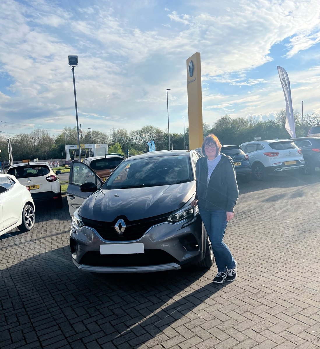 PlatinumRenault's tweet image. Over the weekend Frances Page took delivery of her new 22 plate #CAPTUR from Sales Executive Alex after trading in her previous model. 

Best wishes and happy motoring!🚘

#RenaultRetailer #22Plate