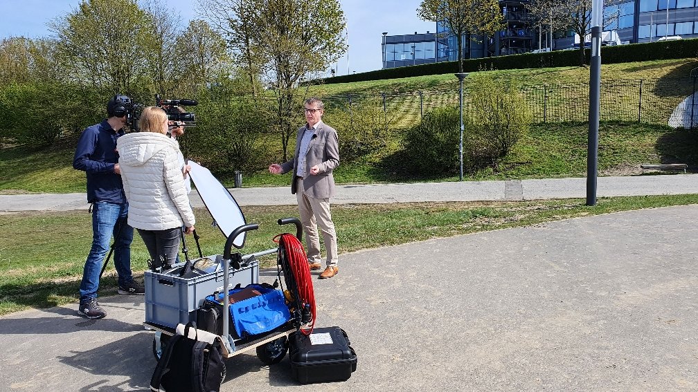 Heute hat das Team vom <a href="/KDN_NRW/">KDN – Dachverband kommunaler IT-Dienstleister NRW</a> zum 2. Mal bei uns in #Gelsenkirchen gedreht. 🎥Drehort war u.a. das #OpenInnovationLab im Arena Park. Wir sind gespannt auf die Videos! 😎 #DigitaleModellregion #VernetzteStadt