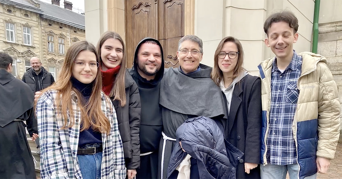 FranciscanVoice's tweet photo. Even as #Ukraine endures invasion by Russian forces, the faith &amp; hope of young people in #Lviv remain strong as they work with the #Friars at the St. Anthony Shrine to keep #HolyWeek sacred &amp; prepare an #Easter Festival for the local community.
https://t.co/y4ftNLg3Dj https://t.co/mS4uJqnzre