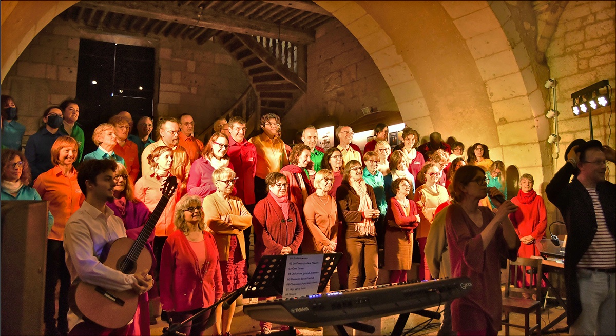 PopChoeur's tweet photo. Un public nombreux a rempli l'Abbaye de Chancelade samedi dernier 09 avril à l'occasion du concert "Solidarité Ukraine" donné par les 2 chorales "Résonance" et "Pop Chœur" et ont permis de collecter 1.721,00 euros de dons qui seront intégralement reversés à la Croix Rouge https://t.co/6okl8qvZl6