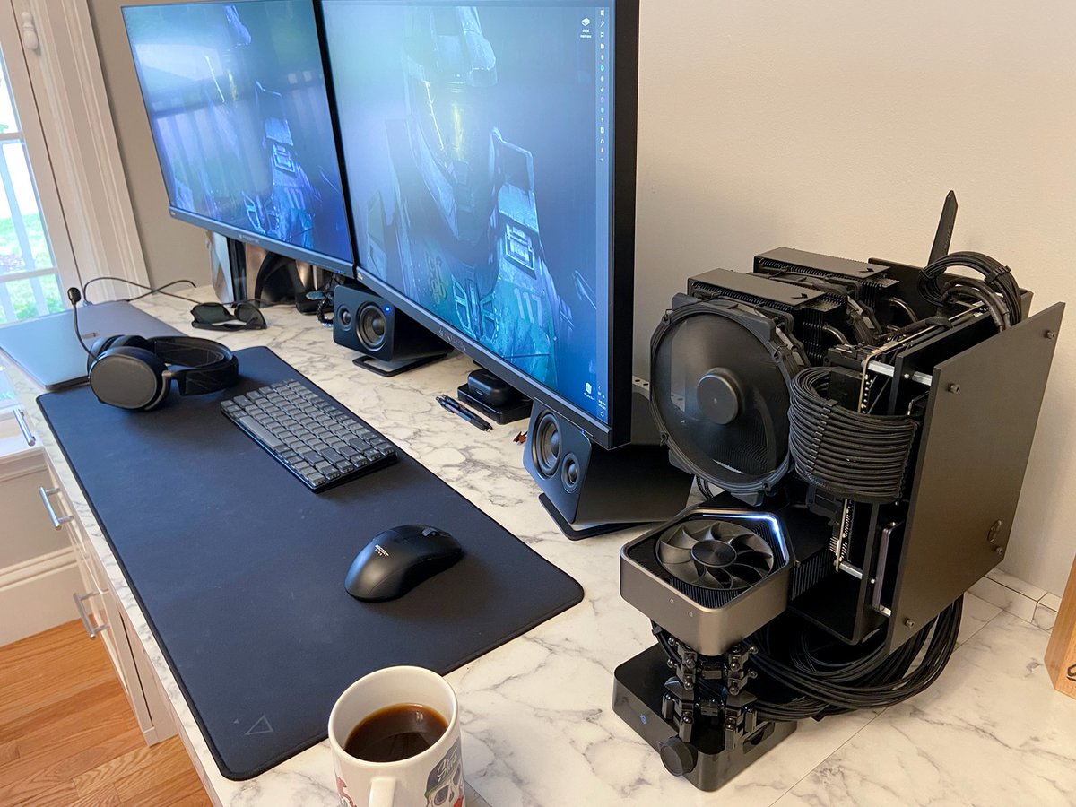 AMDRyzen's tweet image. Maximum airflow for this Ryzen 9 3900X powered rig. 🌪️ 

📷: @randouken