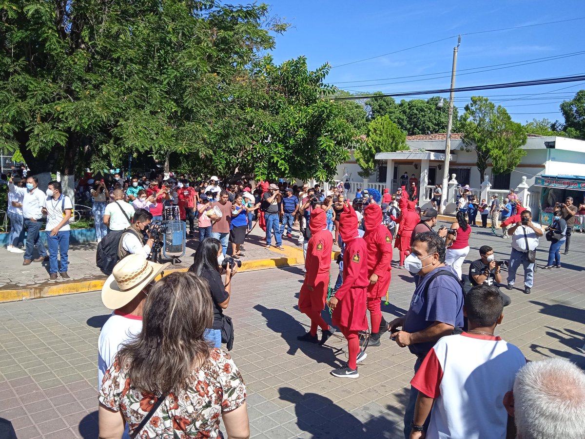 OscarMachon's tweet photo. #SemanaSantaSV | Este lunes santo se vive una tradición única y muy representativa en el pueblo de Texistepeque, Santa Ana, los #Talciguines hacen de las suyas y con latigazos limpian de pecados a propios y extraños. 📸 https://t.co/ytGhjp4oov