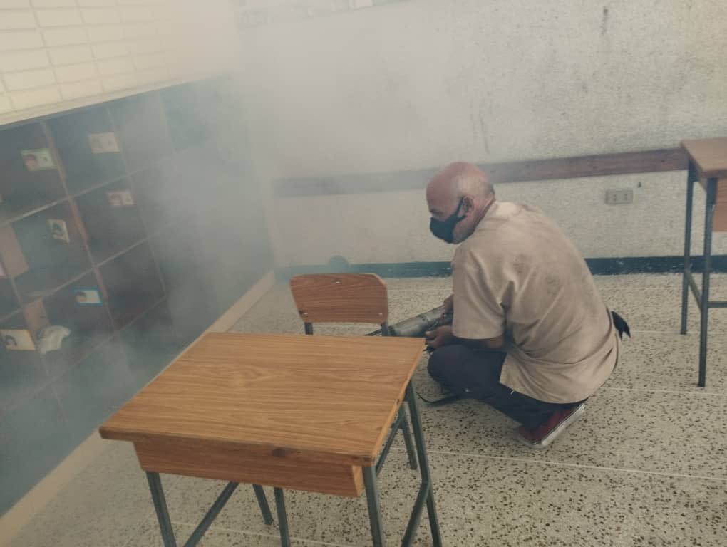 servidordetodos's tweet photo. Ya, poco a poco,palmo a palmo,vamos desinfectando,y también fumigando cada espacio de nuestra casa @agustiniano  El aporte de todos es siempre clave e importante.Cuidar a los demás es cuidarnos todos.Gracias a quienes están siempre prestos al bien común. Dios les bendiga https://t.co/Yg8uMxSitA