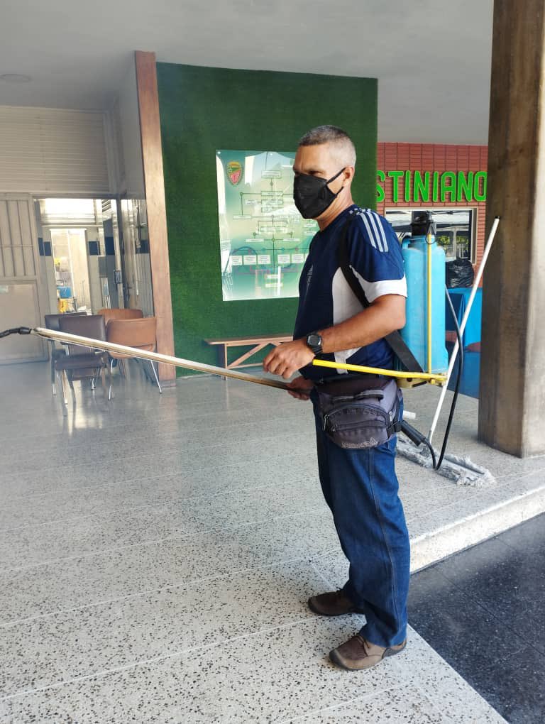 servidordetodos's tweet photo. Ya, poco a poco,palmo a palmo,vamos desinfectando,y también fumigando cada espacio de nuestra casa @agustiniano  El aporte de todos es siempre clave e importante.Cuidar a los demás es cuidarnos todos.Gracias a quienes están siempre prestos al bien común. Dios les bendiga https://t.co/Yg8uMxSitA