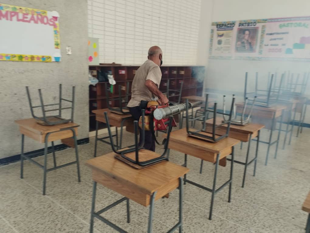 servidordetodos's tweet photo. Ya, poco a poco,palmo a palmo,vamos desinfectando,y también fumigando cada espacio de nuestra casa @agustiniano  El aporte de todos es siempre clave e importante.Cuidar a los demás es cuidarnos todos.Gracias a quienes están siempre prestos al bien común. Dios les bendiga https://t.co/Yg8uMxSitA
