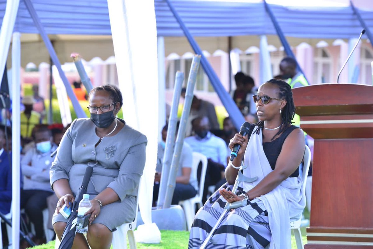 IBUKAHealing's tweet photo. "Ingabo za MINUAR zimaze kudusiga, Abagabo n'abandi bantu bakuze baravuze bati tujye kuri stade Amahoro, tugeze sonatube tuhasanga Col. Rusatira n'abandi basirikare arimo kuvuga ati, "Imyanda igomba kujya mu yindi (I nyanza hahoze ikimoteri cy'umujyi wa Kigali)". Marie Rose https://t.co/rQqtcAoBLv