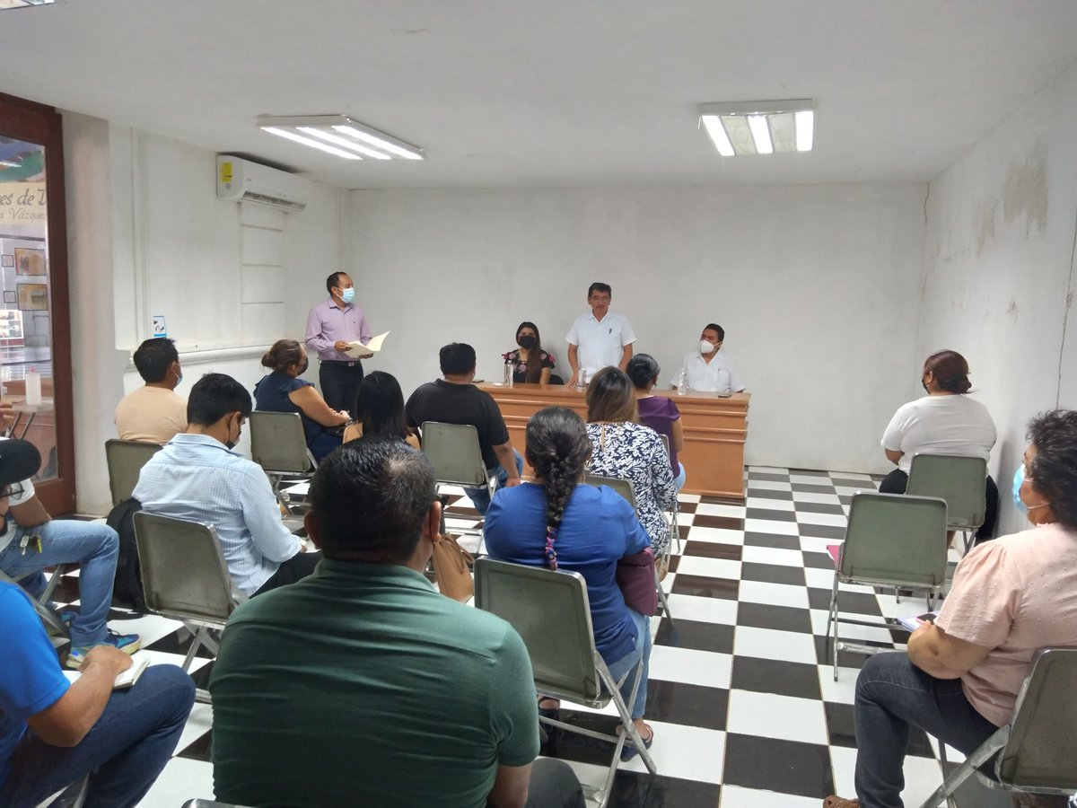 INDEFOS's tweet photo. De gira por el municipio de #Dzitbalché, el director general de #Indefos, @JoseGuzmanChiMX acompañado por el presidente municipal, Roberto Herrera Maas, inauguró los trabajos de capacitación en Desarrollo Humano para los servidores públicos del H. Ayuntamiento de dicha localidad. https://t.co/Wo9As0wbeu