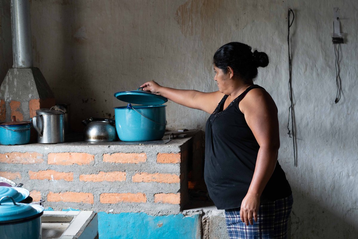 HRNStiftung's tweet photo. In Western Honduras, 89% of households use firewood for cooking. 68% of these, do not have efficient cookstoves, leading to higher costs and respiratory diseases. As part of our partnership with @lavazzagroup and @StarbucksNews,  900+ #efficientcookstoves had been established. https://t.co/t7HKEZXoo2