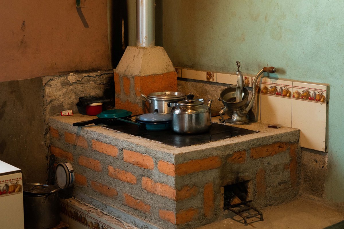 HRNStiftung's tweet photo. In Western Honduras, 89% of households use firewood for cooking. 68% of these, do not have efficient cookstoves, leading to higher costs and respiratory diseases. As part of our partnership with @lavazzagroup and @StarbucksNews,  900+ #efficientcookstoves had been established. https://t.co/t7HKEZXoo2