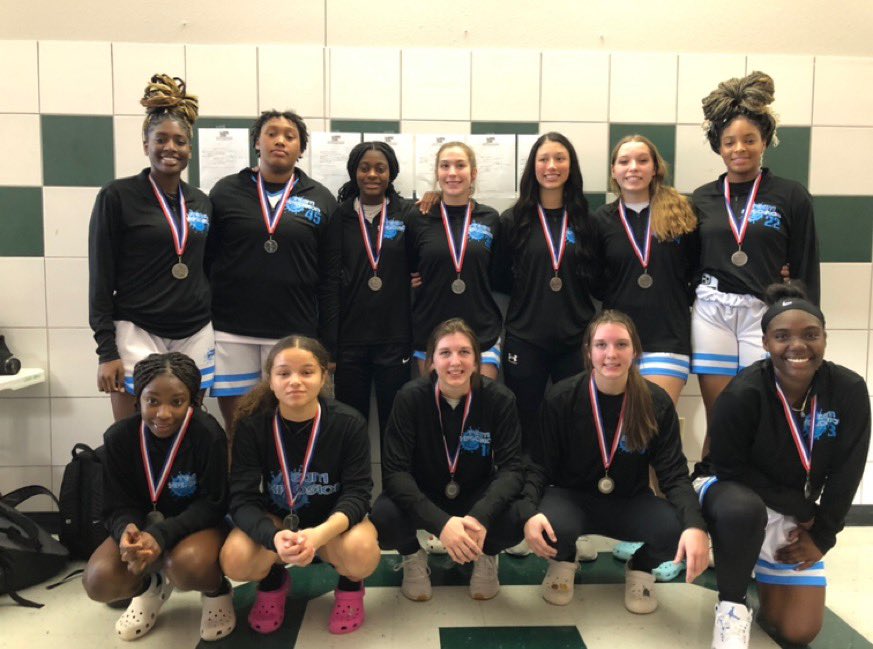 xplosionteam1's tweet photo. Soooooo We did a thing this weekend!!! How about goin undefeated all weekend and ending up winning a battle in the Championship game to be called Queens of the Court  Champions!! Couldn’t be more proud!!
#Xplosionon3
#Familyon6!! https://t.co/5W9k9cgodt