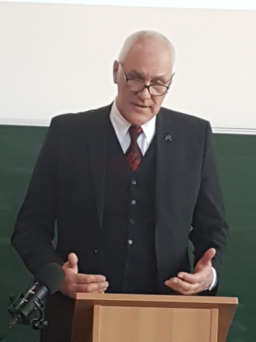 gerhard_roehner's tweet image. MNU Vorsitzender Gerwald Heckmann fordert in seiner Eröffnungsrede zum 113. MNU Bundeskongress mindestens zwei Stunden Informatikunterricht in der Oberstufe. @MNU_BUND