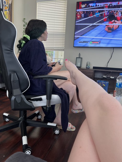 She wants me to pay attention to her but &hellip; WWE exists https://t.co/qk74Tr2vNP