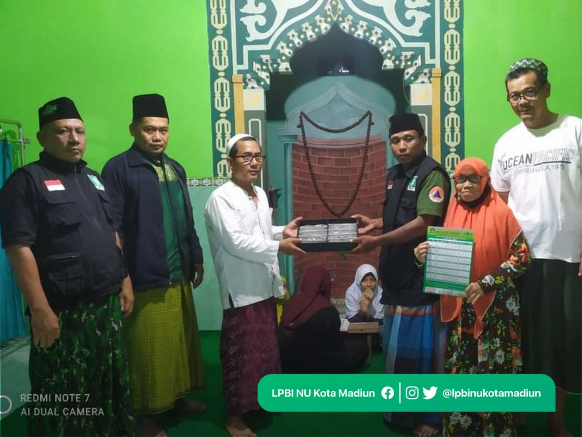 lpbinukotaAE's tweet photo. Relawan LPBI NU Kota Madiun membagikan kacamata baca gratis kepada Jama'ah Masjid/Musholla yang melaksanakan Tadarus Al-Qur'an di 3 lokasi:
(1) Masjid Quba jl tuntang.pandean
(2) Mushola jl rokan pandean
(3) Mushola Al amin jl hayamwuruk manguharjo

#lpbinukotamadiun #ramadan #nu https://t.co/2um02cPpOX