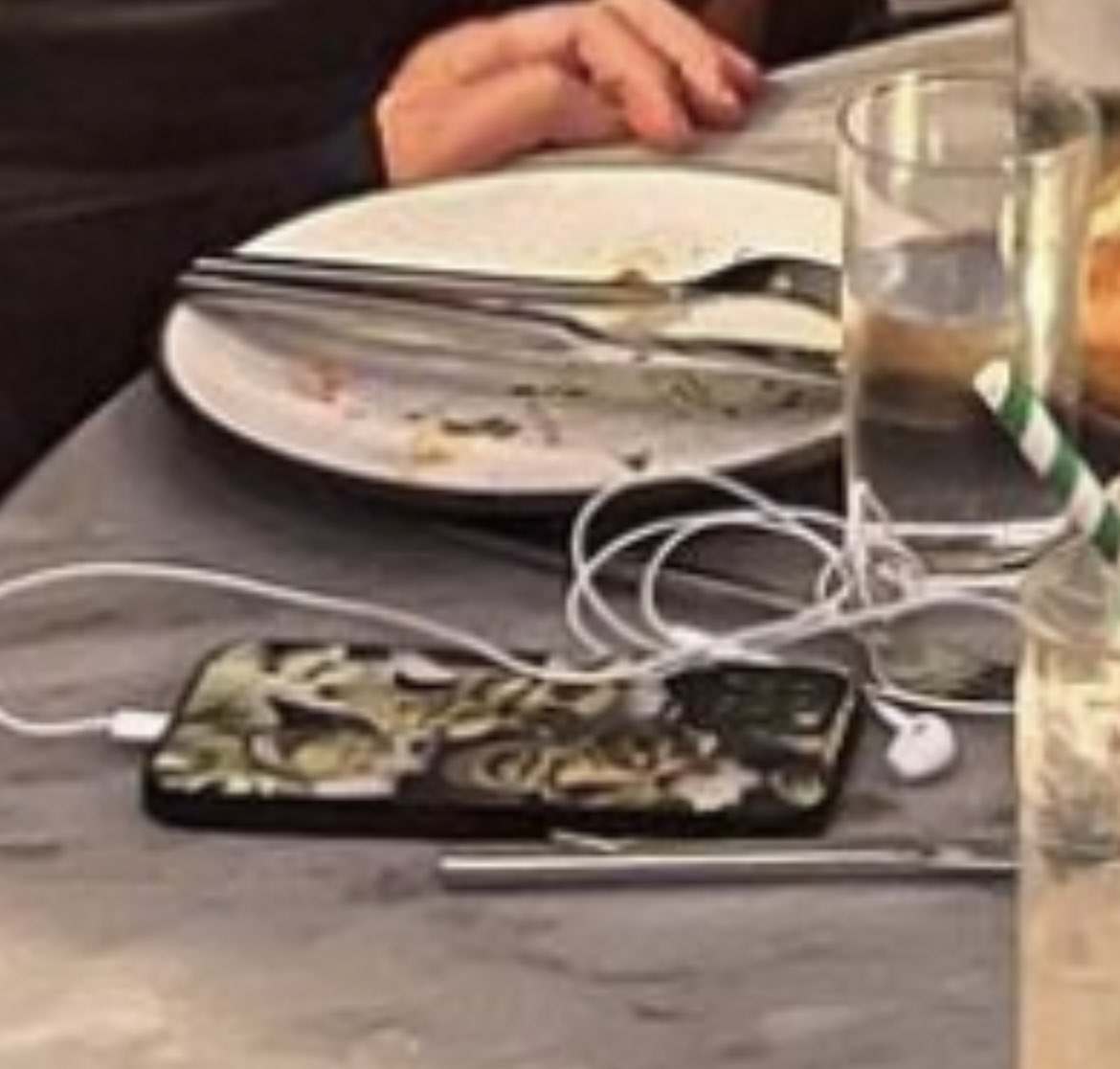 📸 Jason Momoa, Al Pacino and his Shrek phone case via IG