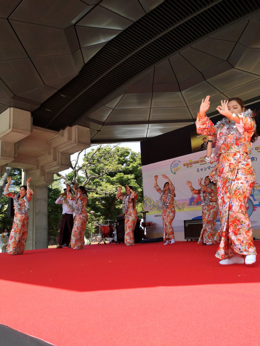 Sacklaver's tweet photo. 【ミャンマー春のお正月祭り(Spring Thingyan Festival)】

日本ミャンマーMIRAI創造会 @jmfca331 によるThingyan祭りの伝統舞踊。とても美しかったです。ステージの最後、掲げられたバナー。

「ミャンマー 一刻も早く平和になりますように」

本当に。心から祈っています。 https://t.co/ck378GC7Bi