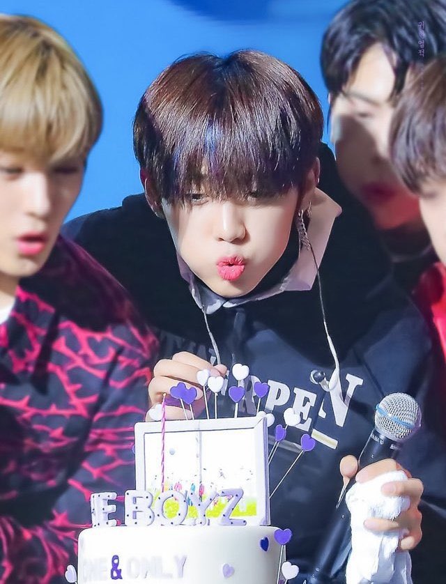 사랑이 널 바꾼게 아냐 넌 원래 그런 사람이지

너의 소란과 고요를 언제까지나 지켜보고 지켜줄게

널 아프게하고 싶지 않아 나쁜 마음이 가닿지 못하도록 부지런히 널 사랑할거야

돌아올 다음 이날에 널 또 만나고 싶어
그때까지 #늘사랑한단다

추신 : #매일_사줄수있어_선우생일케이크