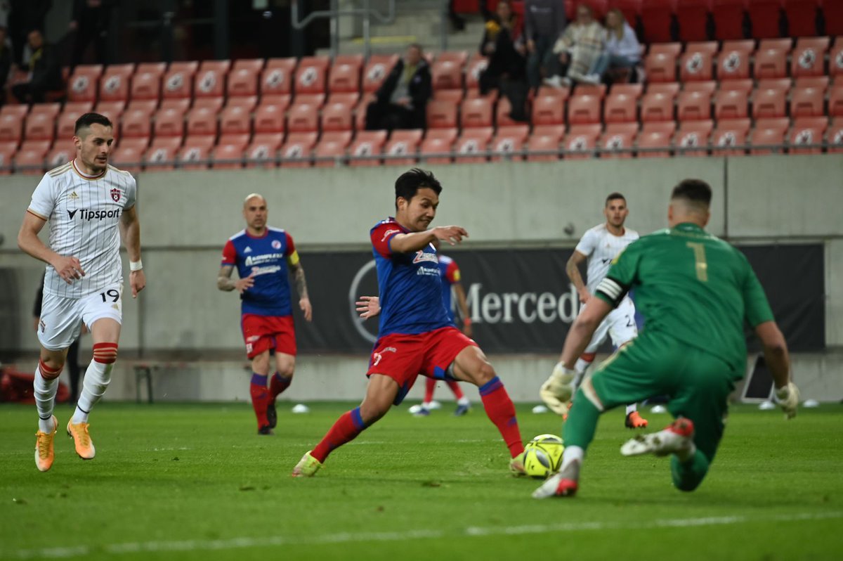 witansulaeman_'s tweet photo. Pertandingan yang sulit di Trnava, tapi pengalaman yang bagus untuk lebih baik kedepannya 💪🏻💪🏻

#semifinal #slovnaftcup #leg1 https://t.co/w8Fm8CTasp