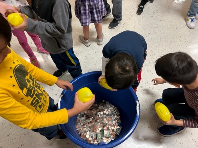 rmhcelpaso's tweet photo. @elpasocf and @polkelementary, as part of #ActsofRandomKindness (ARK), chose #RMHC #ElPaso as a recipient of these kiddos' generosity. They collected spare change and encouraging notes for our residents and we couldn't be more touched! Thank you, Polk Panthers!! @episdschools https://t.co/gEUEj5vcRn