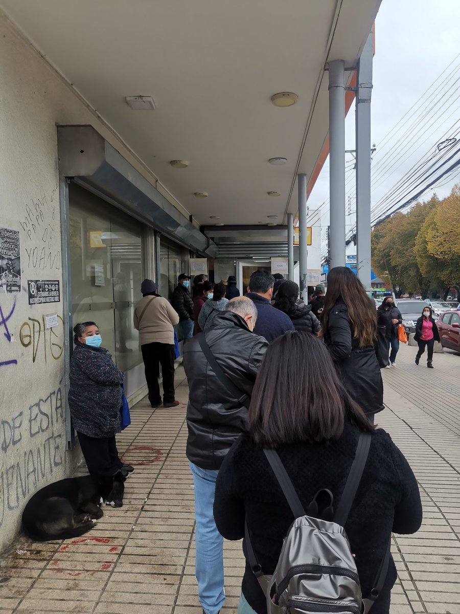 venegasfer007's tweet photo. Que Mal funcionamiento de banco estado sucursal Castro. 1:45hrs y la fila no se mueve deben trabajan en tema. #Castro, #BancoEstados, #Malfunciomiento. https://t.co/QrrXp0QfuD