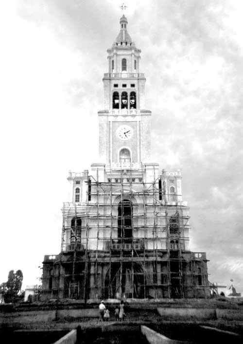 MOCA / 1955
Vista Panorámica de la Igesia Sagrado Corazón de Jesús en Construcción.
Moca , República Dominicana. 
Imagen del año 1955.
Inaugurado en junio de 1956.
Diseño del  Arquitecto Humberto Ruiz Castillo. #MocaRD 
Fuente : Cosas de Moca

<a href="/HISTORIAIMAGEN/">IMAGENES DE NUESTRA HISTORIA RD</a>