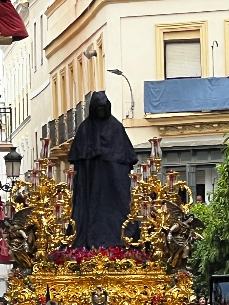 El Cautivo de la ⁦<a href="/hdadstagenoveva/">Santa Genoveva</a>⁩ totalmente tapado por un capote