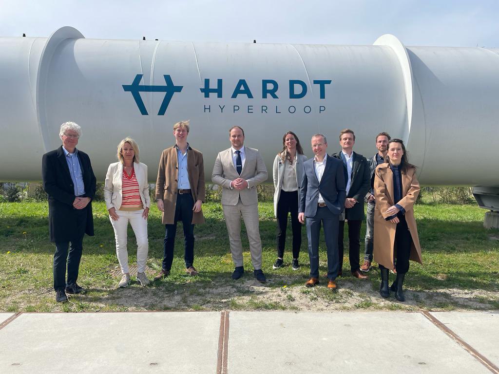 RomkeDeJong's tweet photo. Vandaag met de #ondernemerstour op bezoek bij @HardtHyperloop over vervoer van de toekomst! En in gesprek met innovatieve scale ups @hydraloop, #solarge en @aectual. Prachtige bedrijven met enorme kansen. Nu als overheid de randvoorwaarden optimaliseren! Dank @Techleapnl. https://t.co/Rb8RzogGVq