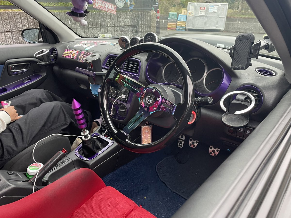 ssr_uni's tweet photo. DIYでオールペンしました🙆‍♀️
まだ磨いてないけど結構綺麗に濡れた気がする🤫
内装も紫入れたうな 車内汚いのはご愛嬌 https://t.co/RkVPf8Q5zv