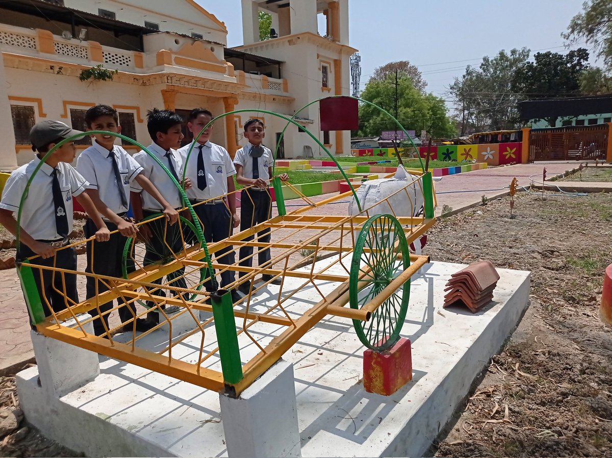 PR_TDE's tweet photo. ULB-802189
Rewa Municipal Corporation
School students observing Bullock Cart in Selfie park made by #WasteToArt under #3R initiative.
#AzadikaAmritMahotsav
#I_Support_Rewa
#SwachhSurvekshan2022
#SwachhSurvekshan2022Rewa
#ReduceReuseRecycle https://t.co/v9WD5Q2wip