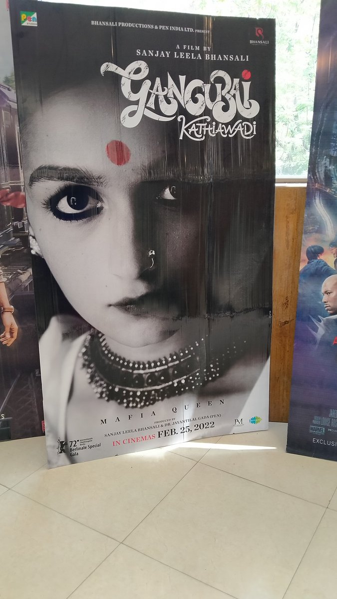 AliaCluster's tweet photo. .@aliaa08 apparently everywhere in the mall I went haha! Alia Bhatt supremacy 🔥

#AliaBhatt #Alianators https://t.co/xqvuat1Tn6