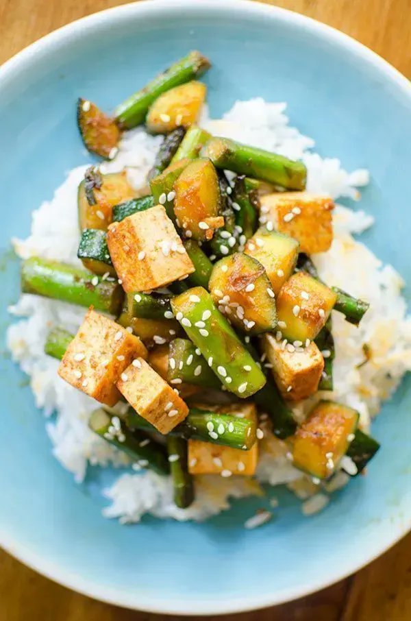 Living_Lou's tweet photo. Asparagus, zucchini + tofu stir-fry - SCRUMPTIOUS!

Top fluffy rice w/ asparagus, zucchini, tofu, sriracha, red curry paste, sesame oil + hoisin - enjoy the recipe here >> https://t.co/4ztrr7LZ1X
#RecipeOfTheDay #stirfry https://t.co/SDzMSDnKks
