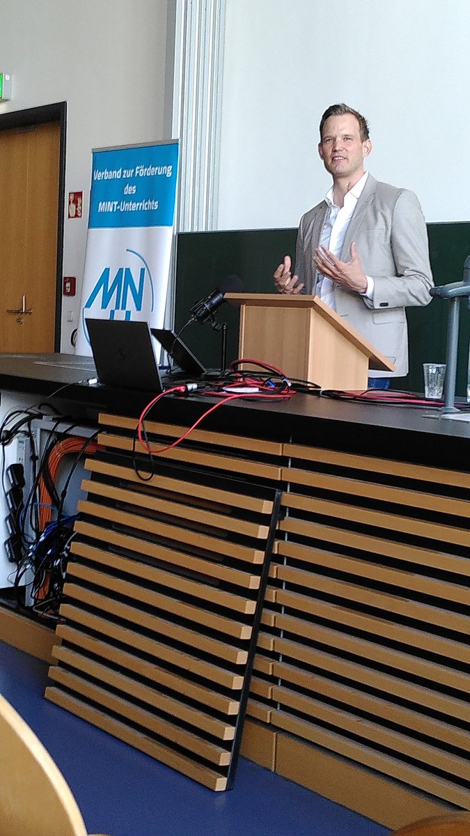 Der Festvortrag zur Eröffnung ist im vollen Gange. <a href="/MNU_RLP/">MNU-RLP</a> <a href="/MNU_BUND/">MNU Bundesverband</a> Mit #MINT bekommt man auch Technikprobleme in den Griff 💪 #MNU113 #twlz <a href="/hendrikstreeck/">Hendrik Streeck</a>